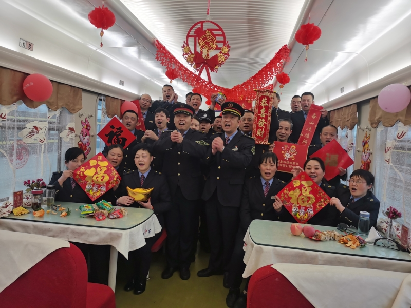 兔子蹦蹦跳，新年鸿运到——K168次列车上的春晚